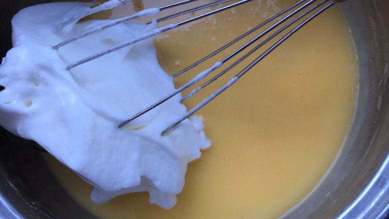 炼乳香草海绵蛋糕,把蛋白放一小半到蛋黄糊里翻拌均匀