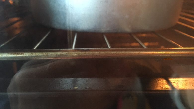 炼乳香草海绵蛋糕,烤箱预热170度，烤40分钟，转150度烤20分钟，网架下放盆热水进行水浴法烘烤