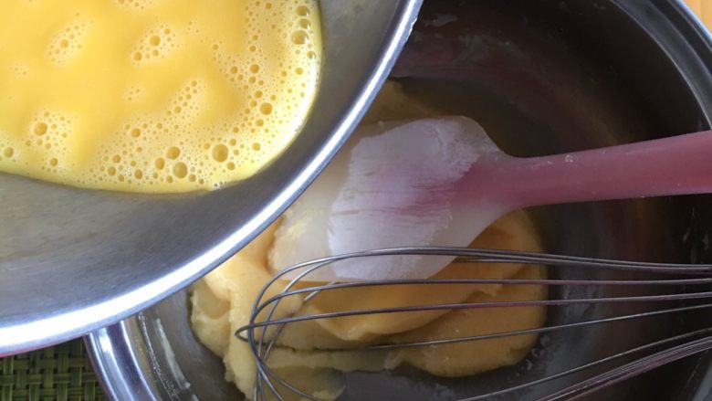 炼乳香草海绵蛋糕,把蛋黄倒入低粉糊里