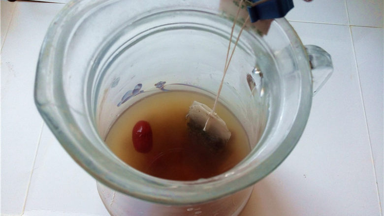 秋冬季养胃暖身最佳饮品--姜枣奶茶,倒入刚刚煮开的姜枣水冲泡茶包3~5分钟；