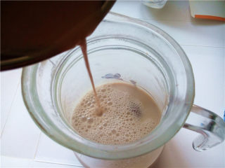 秋冬季养胃暖身最佳饮品--姜枣奶茶,将牛奶注入壶中