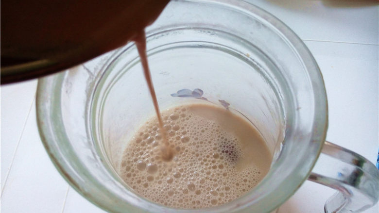 秋冬季养胃暖身最佳饮品--姜枣奶茶,将牛奶注入壶中