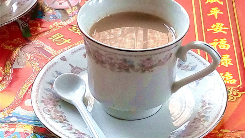 秋冬季养胃暖身最佳饮品--姜枣奶茶,把做好的奶茶倒入自己喜欢的茶杯中，让我们享受这温暖的下午茶吧。