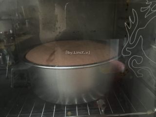 红丝绒戚风蛋糕,放入提前预热好的烤箱下层，上下火，160度烘烤约55分钟