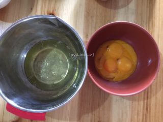 红丝绒戚风蛋糕,首先将鸡蛋的蛋黄与蛋清分离，装蛋清的盘确保无油无水，蛋清里不能有一点点蛋黄