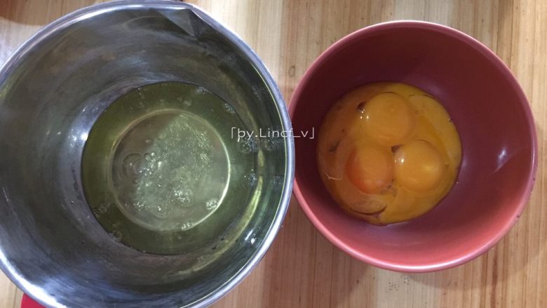 红丝绒戚风蛋糕,首先将鸡蛋的蛋黄与蛋清分离，装蛋清的盘确保无油无水，蛋清里不能有一点点蛋黄
