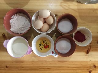 红丝绒戚风蛋糕,所需食材:
低筋面粉77g、红曲粉8g、鸡蛋5个、纯牛奶40g、玉米油40g、细砂糖（放蛋白里）60g、细砂糖（放蛋黄里）30g