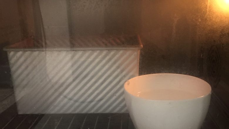 益力多吐司,烤箱放入一碗热水，启动发酵模式40分钟。