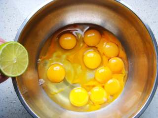 零添加版蛋黄手指饼干,把4个鸡蛋打入盆中，挤入柠檬汁。