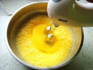 零添加版蛋黄手指饼干,打蛋器开始高速打发蛋糊。