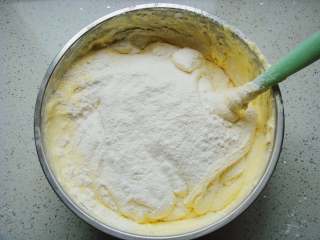 零添加版蛋黄手指饼干,筛入余下的面粉，继续翻拌均匀无干粉即可。
