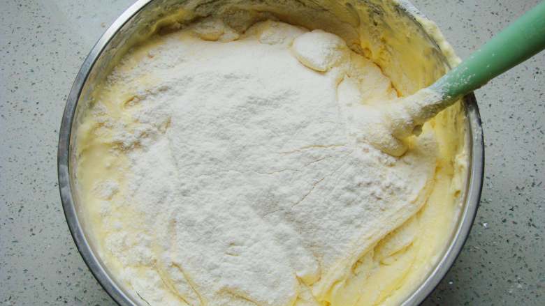 零添加版蛋黄手指饼干,筛入余下的面粉，继续翻拌均匀无干粉即可。