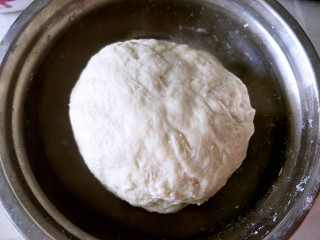 椰蓉面包,混合成团，揉到扩展阶段加入酵母和黄油