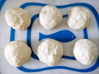 椰蓉面包,面团发酵好后排气，分成六个小面团