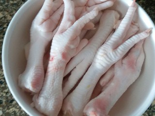 卤鸡爪,买的冰冻的鸡爪，用冷水泡着解冻