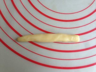 万圣节--女巫手指饼,搓成一头小一头大的长条，要比手指细，烘烤时饼干会有所膨胀的