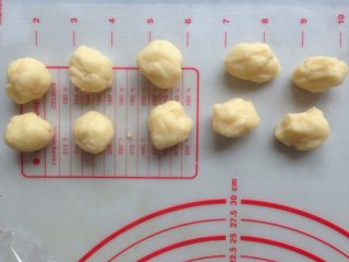 万圣节--女巫手指饼,分成每个10克左右，大概可以做15根手指，剩余的面团加色素混合均匀