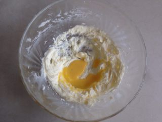 万圣节--女巫手指饼,分两次加入蛋液，搅拌均匀，蛋液吸收完之后再加入下一次蛋液。（鸡蛋液必须使用室温蛋，不要用冰箱里的鸡蛋）