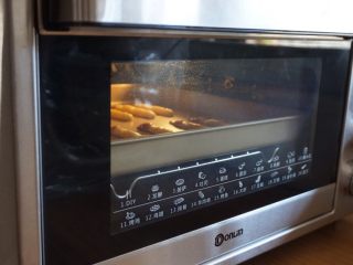 万圣节--女巫手指饼,放入已经预热到160度的东菱K40C烤箱中下层，烘烤15分钟