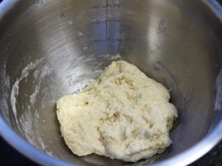 菠萝包,面包胚材料中除黄油所有材料混合浸泡半小时。酵母先用温水泡开，然后混合材料浸泡。