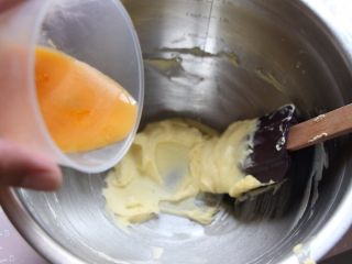 菠萝包,黄油中放入糖、盐、奶粉搅拌均匀，分三次倒入鸡蛋液，每次充分搅拌均匀后再继续加蛋液，以免水油分离，影响酥皮酥性。