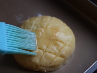 菠萝包,菠萝包室温发酵半小时至1.5倍大。面包表面刷上蛋液。