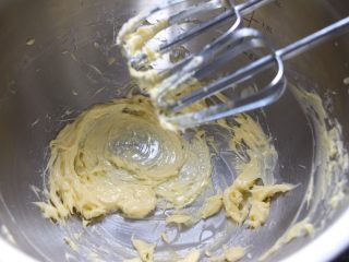 菠萝包,此时可制作酥皮。将黄油软化，用电动打蛋器将黄油打发至发白呈羽状。