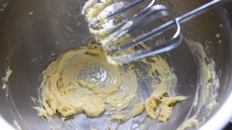菠萝包,此时可制作酥皮。将黄油软化，用电动打蛋器将黄油打发至发白呈羽状。