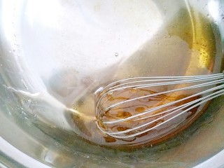 广式月饼,把月饼糖浆倒入干净的盆子里，加上枧水搅拌均匀