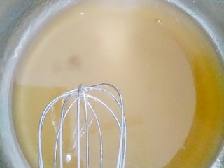 广式月饼,再倒入花生油搅拌均匀，让它们完全融合，成浑浊状态。