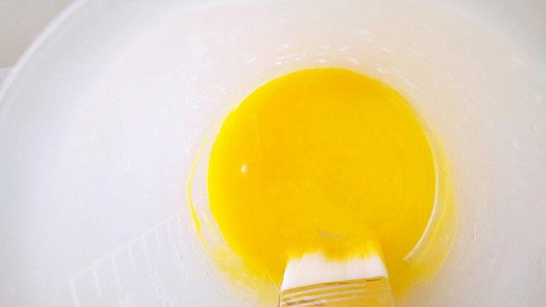 广式月饼,一个纯蛋黄，加上少许水调成稀蛋液