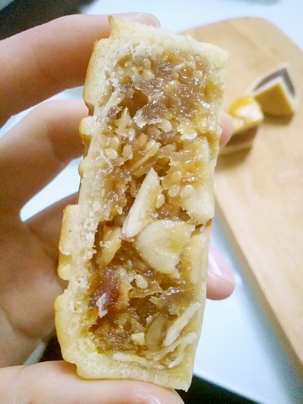 广式月饼,这是五仁馅的，我最爱吃的了！