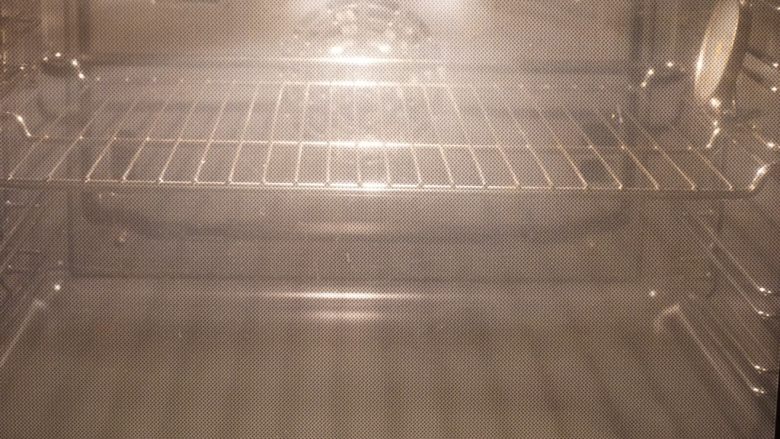 麦麸坚果吐司,这里忘记拍一张发酵好入烤箱前的状态图了，可能是太激动了
发酵完成，烤箱上下火180度预热10分钟