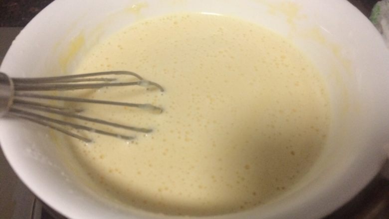 舒芙蕾乳酪蛋糕,再把蛋黄牛奶混合物放锅里隔热水搅拌，要不停的搅拌。