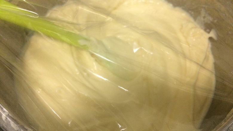 舒芙蕾乳酪蛋糕,盖上保鲜膜，放入冷水中冷却。
