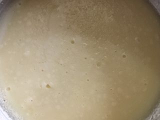 可可麻薯软欧,越面团发酵时间做麻薯：玉米淀粉、糯米粉、砂糖、牛奶混合均匀，放入蒸锅中大火蒸15～20分钟（表面凝结）