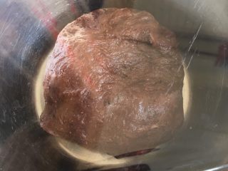 可可麻薯软欧,面团搓成圆形，放入盆中，盖上保鲜膜一发。