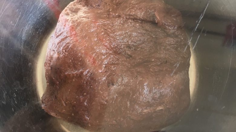可可麻薯软欧,面团搓成圆形，放入盆中，盖上保鲜膜一发。
