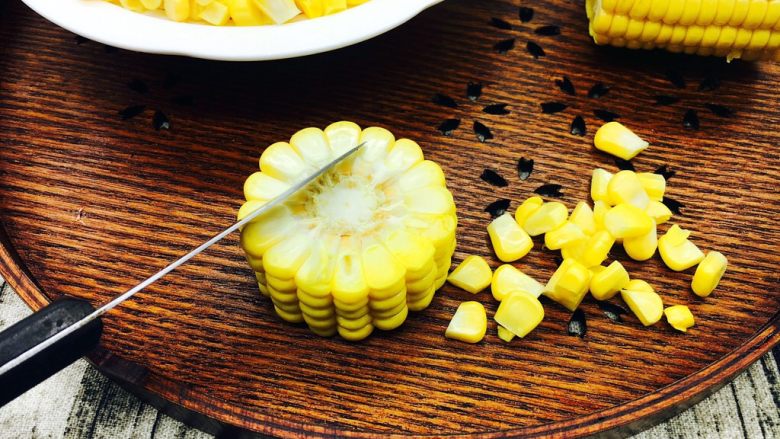 奶香鲜玉米汁（豆浆机版）,把玉米洗干净，先切成段，然后用刀子把玉米粒切下来。