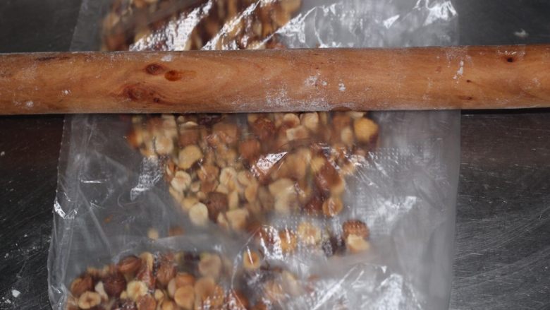 榛子馅麻酱烧饼 满口留香,把香料和榛子混合，装袋子里用擀面杖擀碎。