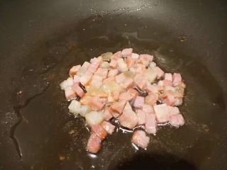 火腿小笋丁炒饭,继续小火煸炒，肉在慢慢缩小