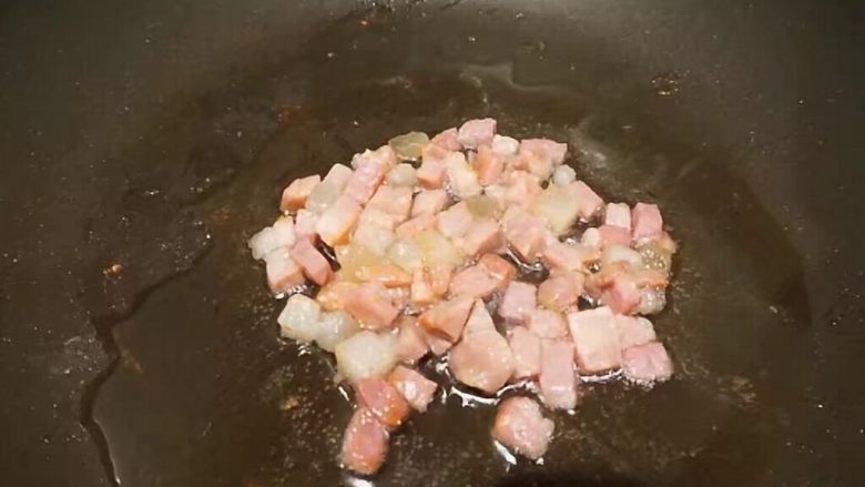 火腿小笋丁炒饭,继续小火煸炒，肉在慢慢缩小