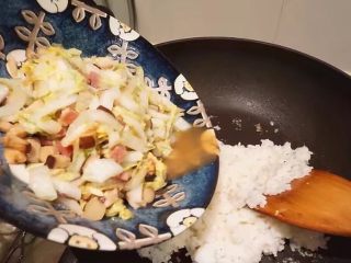 火腿小笋丁炒饭,先把米饭炒热，后加入准备好的配菜