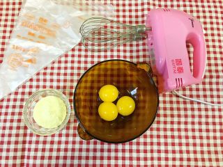婴儿无油无糖零食@蛋黄溶豆,需要准备这几样东西，食材只有鸡蛋黄和宝贝的奶粉而已，蛋黄用蛋黄分离器或者手动分离出来，奶粉大概就是孩子泡130毫升奶左右的的那个量。