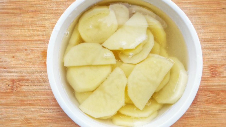 腐乳汁鲜香土豆片,把切好的土豆片泡在水里，一是防止氧化变黑，二是可以去除多余的淀粉，