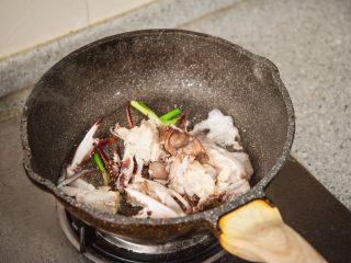 茭白炒螃蟹,锅里倒入油，放入葱爆香，倒入螃蟹煸炒至红色，盛盘备用