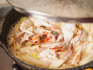 茭白炒螃蟹,加锅盖焖煮至茭白变软