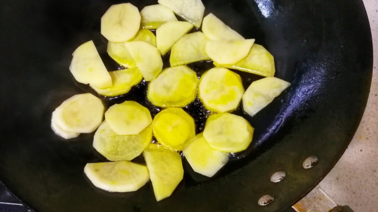 腐乳汁鲜香土豆片,把土豆片先煎一下。锅内倒油，油热后放入土豆片，中火煎至背面金黄后再翻面，直至两面金黄，