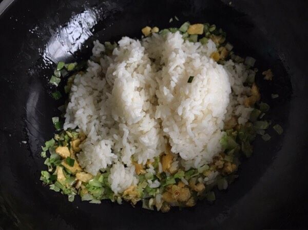 酱油炒饭,把米饭放入（冷藏过的米饭最佳，翻炒会是一粒一粒的）