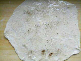 佛手肉饼,抹上适量植物油，撒上适量花椒粉，适量盐